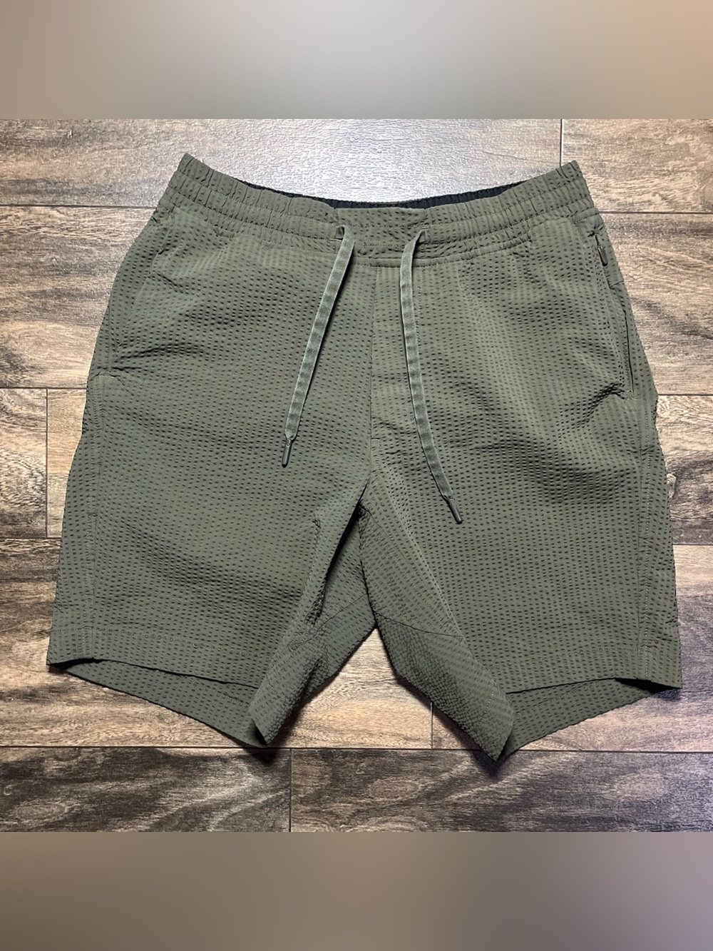 Lululemon Bowline Short 8" Seersucker Dark Olive Green Mens Small LM7ALFS EUC